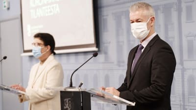 Taneli Puumalainen och Liisa-Maria Voipio-Pulkki håller presskonferens.