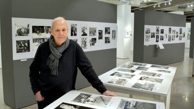 Fotografen framför sina bilder.