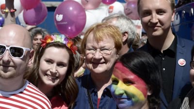 Presidentti Tarja Halonen (kesk) ja SDP:n kansanedustaja Sanna Marin Helsinki Pride kulkueessa Helsingissä 27.6.2015.