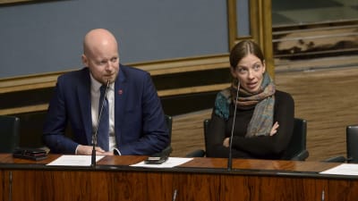 Jussi Saramo  ja Li Andersson eduskunnassa.