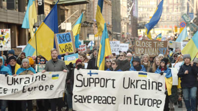 Demonstranter i Helsingfors till stöd för Ukraina.