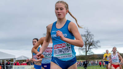 Nathalie Blomqvist tävlar i ett lopp.