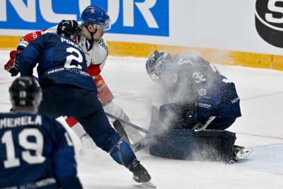 Emil Larmi räddar en puck mot Tjeckien.