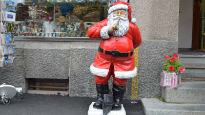 Julgubbe utanför souveniraffär i Helsingfors.