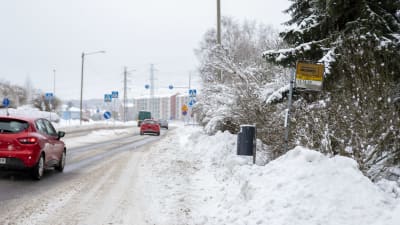 Trafik i Åbo. Till höger en igensnöad busshållsplats.