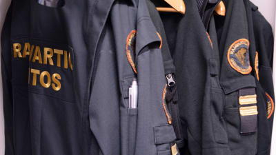 Klädskåp med gränsbevakares uniformer och tjänstekläder.
