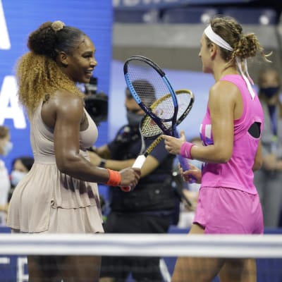 Serena Williams i samspråk med Victoria Azarenka
