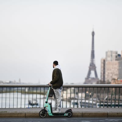 En man i Paris på en elsparkcykel hyrd från operatören Tier i november 2022. 