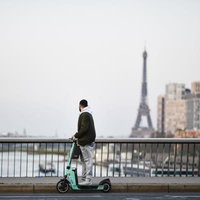 En man i Paris på en elsparkcykel hyrd från operatören Tier i november 2022. 