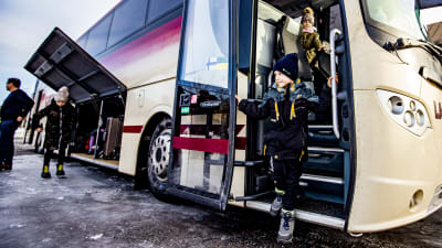 en buss anländer med flyktingar från Ukraina till pargas.