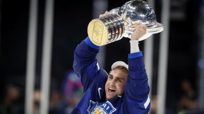 Valtteri Filppula lyfter segerpokalen. 