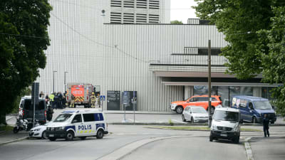Polis och brandkår vid Helsingfors stadsteater den 29.6.2020 efter att en explosionsolycka inträffat där.