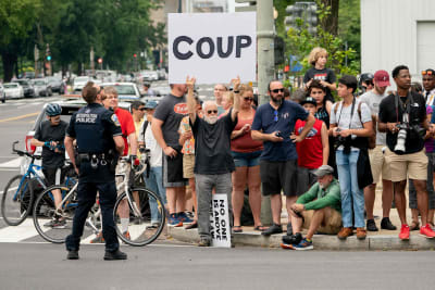 Demonstranter utanför domstolen i Washington som protesterade mot Trump och anser att han försökte iscensätta en kupp. 