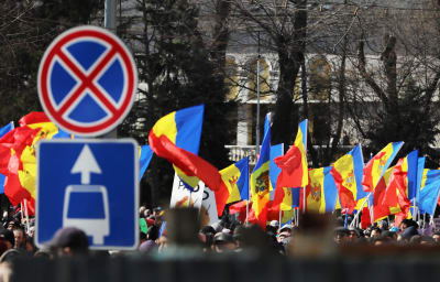 Demonstranter bär på moldaviska flaggor