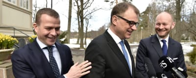 Regeringstrion Petteri Orpo, Juha Sipilä och Sampo Terho är glada inför budgetrian.