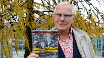 Ulf Johansson håller i sin bok Legenden om Bodom.