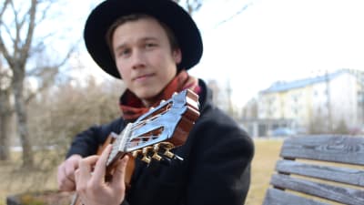 Erik Sjöholm spelar gitarr