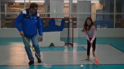 Esa och Nea Illén spelar innebandy