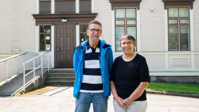 Carl-Gustav Mangs och Mirja Högstrand utanför Kaskö stadshus.