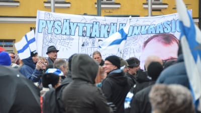 Rajat Kiinni-rörelsen demonstrerar på Narinken i Helsingfors