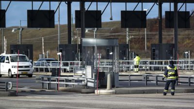 Bilar anländer från Danmark till gränskontrollen i Lernacken, Sverige