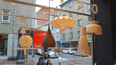 Lampor i fönstret på inredningsaffären Formverk
