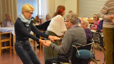 Det ordnades en bal fö äldre i Borgå