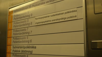 Skylt som visar var barn- och ungdomspsykiatrins svenska poliklinik vid Hucs finns.