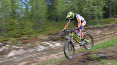 cyklist åker ner för kokonbacken i borgå