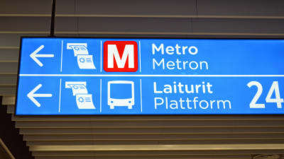 Skylt med stort M i den nya och ännu oanvända metroterminalen i Mattby.