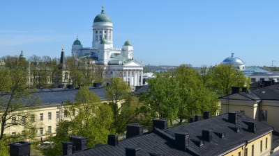 utsikt från balkong på Fabiansgatan 34, på bild syns historiska fakultetetens byggnader i förgrunden.