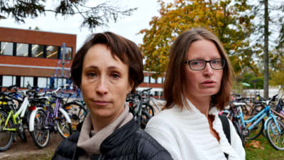 Mikaela Lindberg (till vänster) och Nina Johansson har barn i Winellska skolan. Båda mammornas barn har fått symptom på grund av den dåliga inomhusluften.