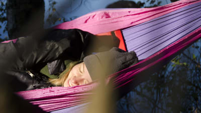Hanna Enlund sover i en hängmatta.