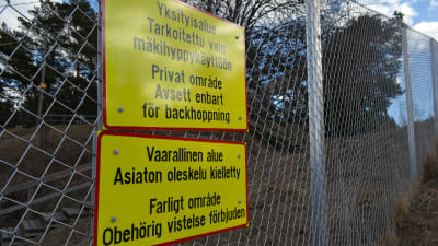 Hoppbackarna i Hertonäs omringas av ett staket. Obehörig vistelese är förbjuden.