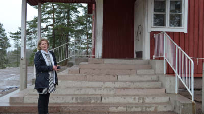 Förestådaren Helena Lönn utanför Sjökulla skola i Kyrkslätt.