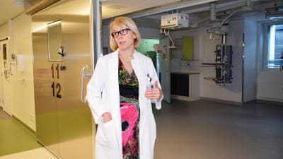 Leena Soininen visar sjukhusets nya isoleringsrum.
