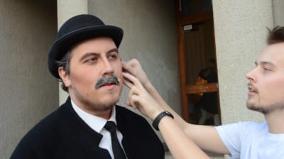 Thomas Hällund fixar det sista på skådespelaren Joachim Lönn innan det sista genomdraget.