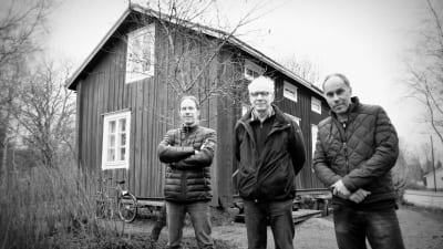 Marcus Hellman, Leif Skinnar och Stefan Asplund framför Hannas stuga i Västervik.