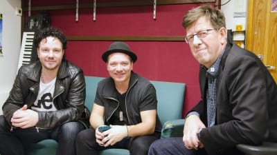 Jimmy Westerlund, Fredrik Furu och Henrik Huldén från Hanaholmen besökte studerande i Vanda för att komponera nya låtar på svenska.
