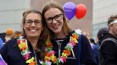 Nina Mahlberg och Christina Holm deltog i Prideparaden i Helsingfors den 1 juli 2017.