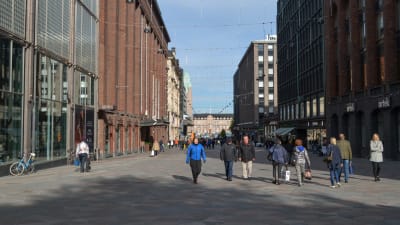 Centralgatan i Helsingfors utanför Stockmann en solig höstdag