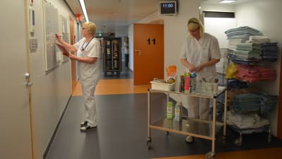 Sjukskötarna Marja Lumiainen och Anne-Mari Tuliainen.