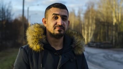 Munther al Assaf som vloggar för Svenska Yle om sin vardag som flykting