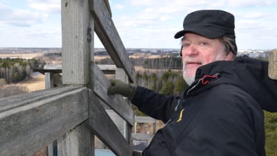 Ex-backhopparen Kari J. Nyberg sitter uppe i backtornet i Hertonäs.