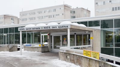 Ingången till Jorvs poliklinik, snö på marken.