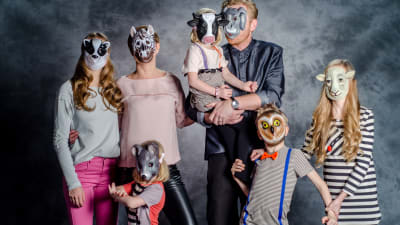 familjen Sundblom-Lindberg med djurmasker framför ansiktet
