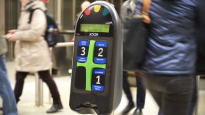 En biljettläsare på en metrostation