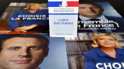 Reklamblad för Emmanuel Macron och Marine Le Pen inför den sista omgången i det franska presidentvalet 2017.