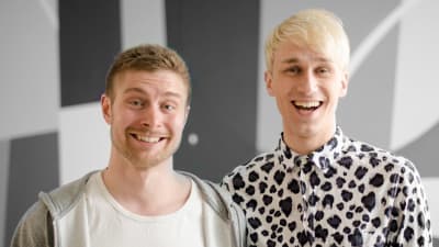 Christoffer Strandberg och Oskar Sandqvist poserar framför en vägg.