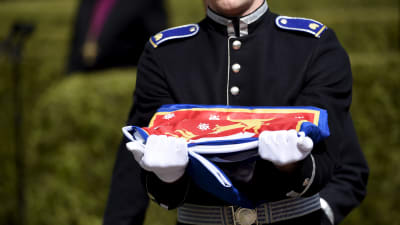 Kadetterna vek ihop Finlandsflaggan som täckte Mauno Koivistos kista på Sandudds begravningsplats den 25 maj 2017.